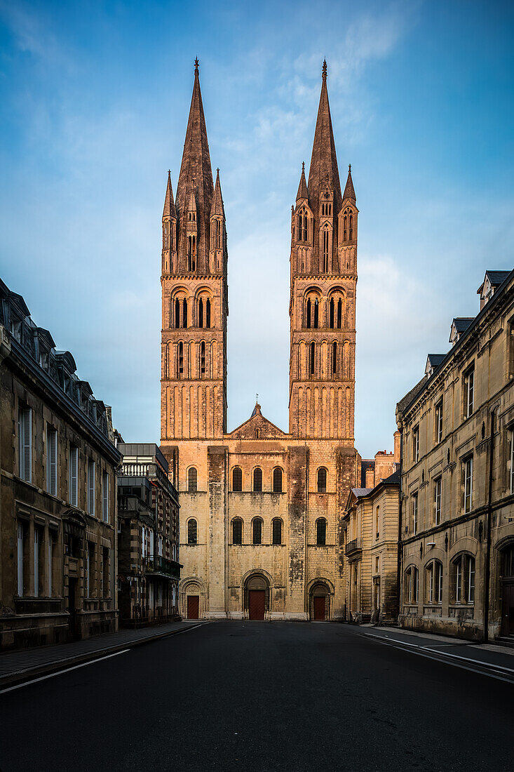 Die historische Abtei der Männer in Caen mit ihren gotischen Türmen vor einem heiteren Himmel.