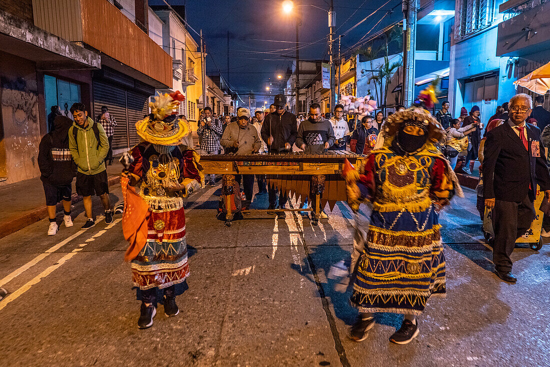 Dia de la Virgen de Guadalupe (Fest der Jungfrau von Guadalupe) und Parade in Guatemala-Stadt.