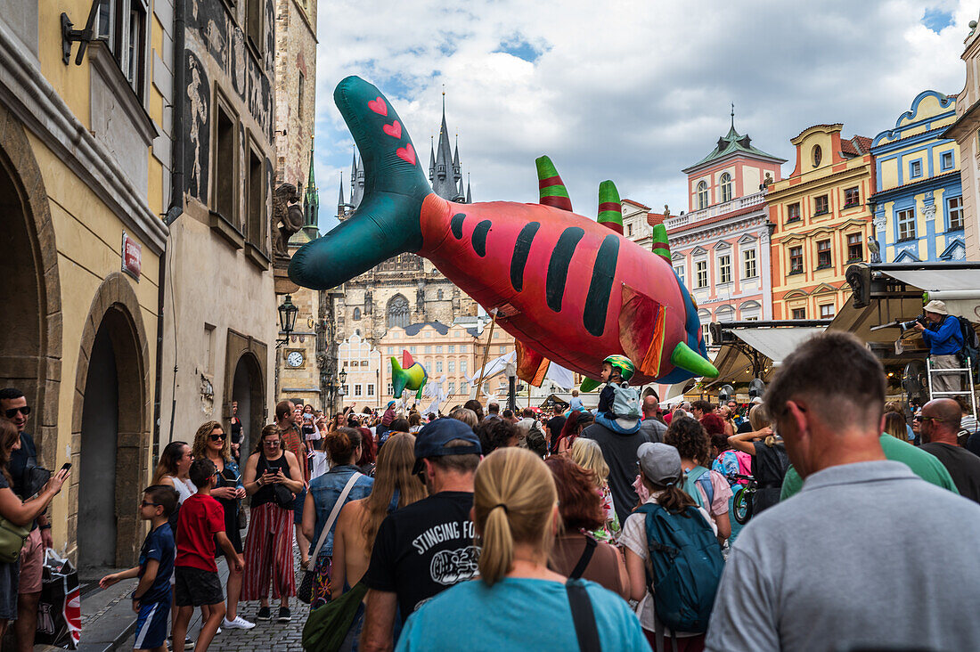 Marionettenumzug vom Marienplatz zum Altstädter Ring während des Prager Straßentheaterfestivals Hinter der Tür, Prag, Tschechische Republik