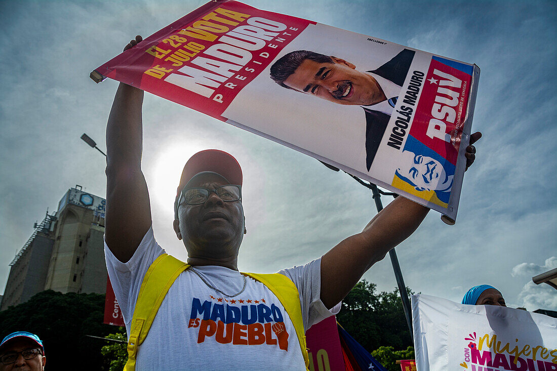 Closing of the electoral campaign in Venezuela. Supporters of President Nicolas Maduro walk through the city of Caracas on the last day of campaigning. Presidential elections will be held on Sunday 28 July.