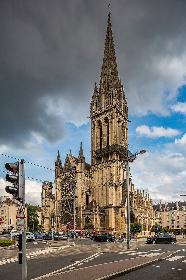 Atemberaubender Blick auf die historische Kirche Saint Pierre in Caen, Normandie. Prächtige gotische Architektur unter einem teilweise bewölkten Himmel.