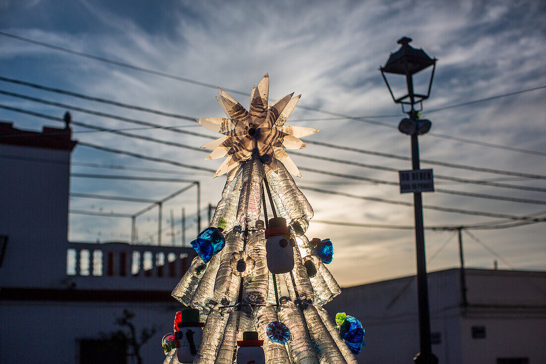 Ein kreativer Weihnachtsbaum aus Plastikflaschen zur Förderung des Recyclings im Dorf Alfonso XIII, Isla Mayor, Sevilla, Spanien.