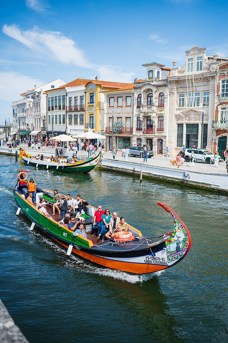 Bootsfahrt durch die Kanäle in einem farbenfrohen, traditionellen Moliceiro-Boot, Aveiro, Portugal