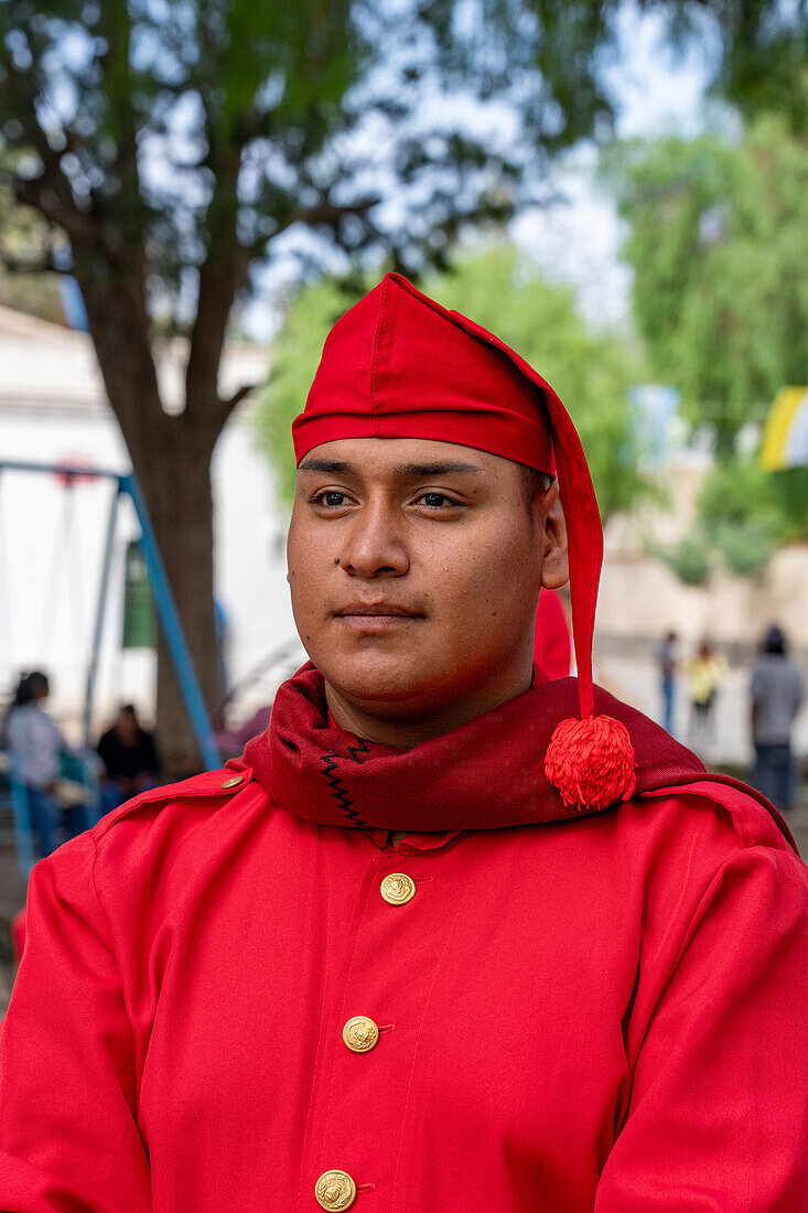 Die Band der Infernales de Guemes, 5. Gebirgsjägerregiment, spielt auf einem Fest in Cachi, Argentinien. Die Uniformen sind denen nachempfunden, die die ursprüngliche Gaucho-Miliz von General Guemes im Jahr 1815 trug.