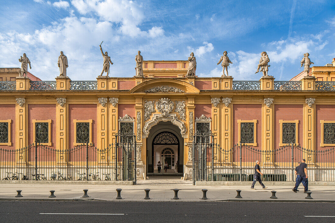 Die Nordfassade des Palacio de San Telmo aus dem 18. Jahrhundert mit Statuen berühmter Sevillaner des Bildhauers Antonio Susillo in Sevilla, Spanien.