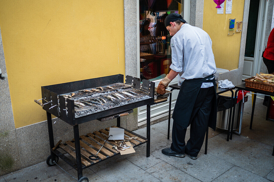 Traditionelle gegrillte Sardinen während des Festes des Heiligen Johannes von Porto (Festa de Sao Joao do Porto ) in der Nacht zum 23. Juni (Johannisnacht) in der Stadt Porto, Portugal