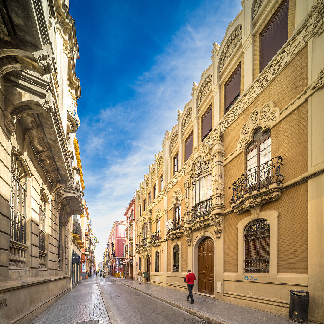 Charmante Straßenansicht der Calle Alfonso XII in Sevilla mit dem modernistischen Gebäude Laureano Montoto, das 1905 von Aníbal González entworfen wurde.