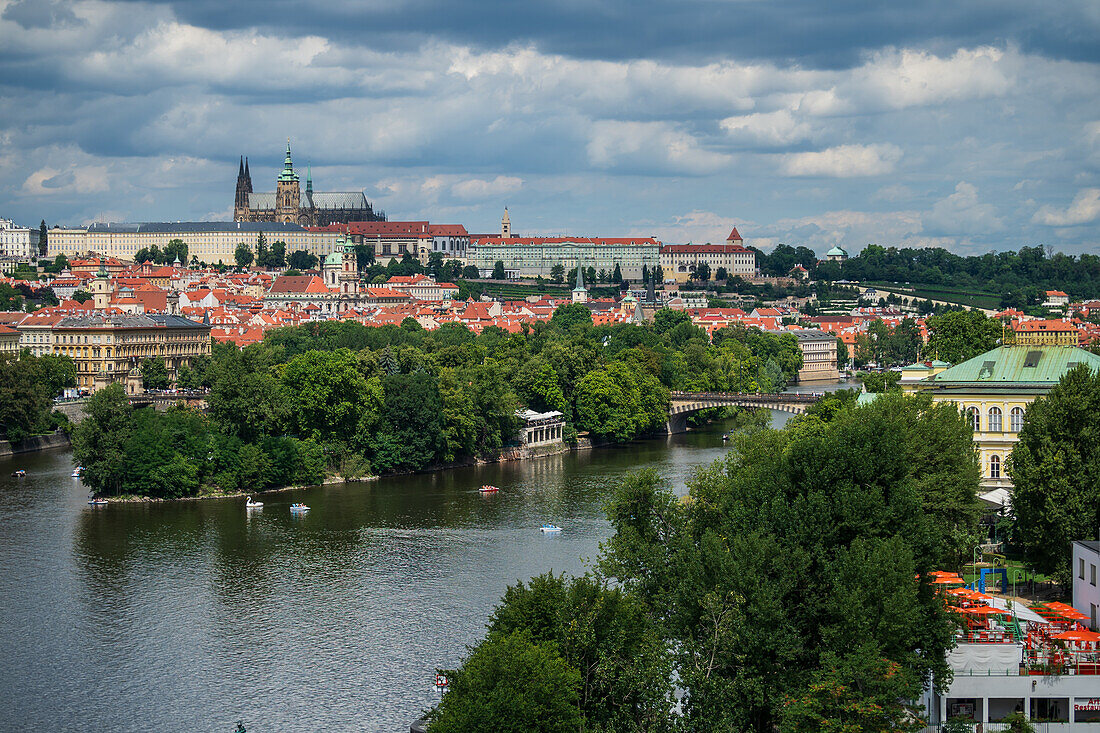 Blick auf die Stadt von der Bar auf dem Dach des Tanzenden Hauses oder Ginger and Fred (Tancící dum), so der Spitzname des Nationale-Nederlanden-Gebäudes auf dem Rašínovo nábreží in Prag, Tschechische Republik