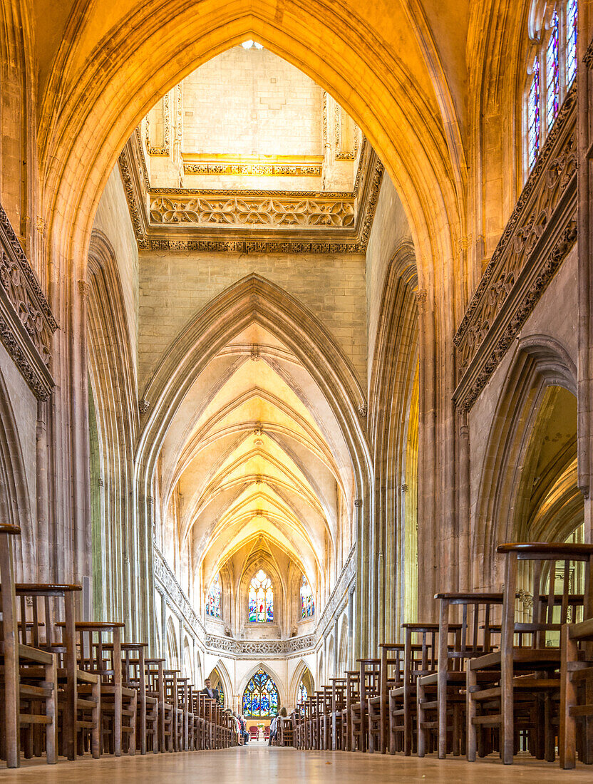 Atemberaubende Ansicht des Innenraums der Eglise Saint Jean in Caen, Normandie, Frankreich. Fängt die architektonische Schönheit und historische Bedeutung dieser französischen Kirche ein.