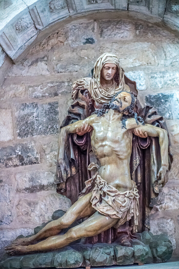 Detailansicht der Skulpturengruppe der Pieta aus dem 17. Jahrhundert in der Kirche Nuestra Senora del Manto in Riaza, Segovia, Spanien.