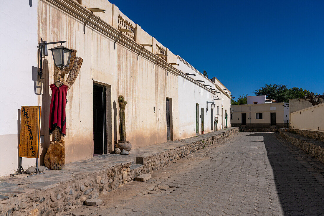 Koloniale Architektur entlang einer Straße in Cachi, Argentinien.