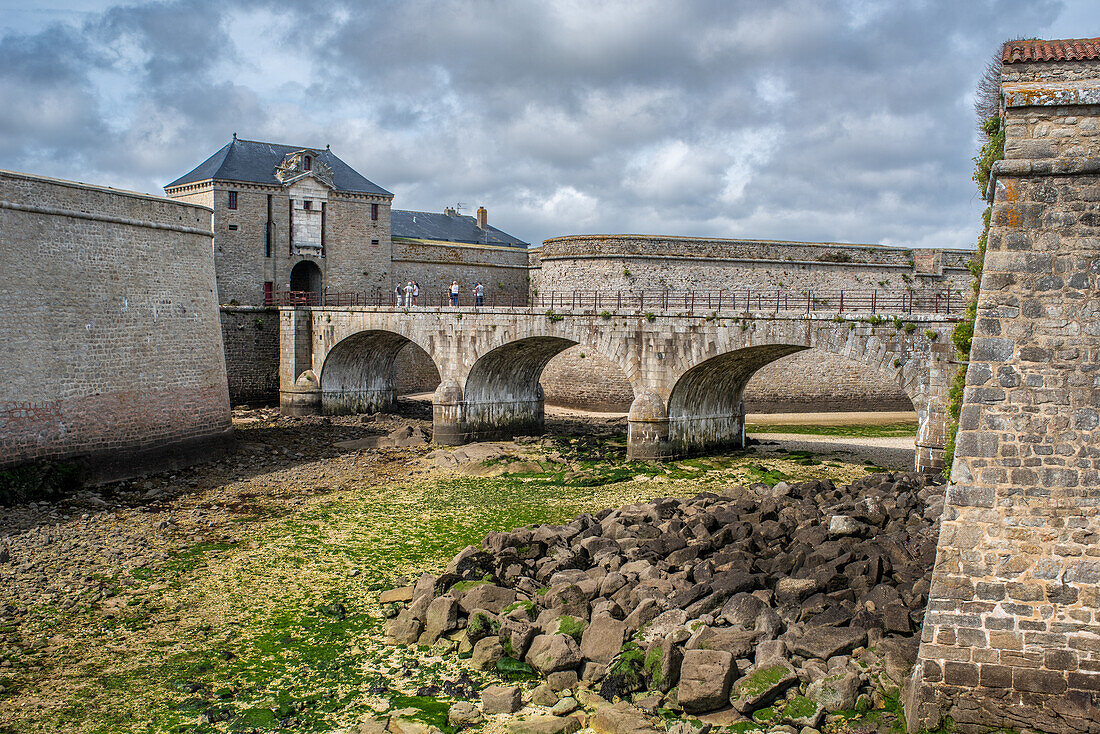 Blick auf die alte Zitadelle von Port Louis in Lorient, Bretagne, Frankreich, mit ihrer Steinarchitektur und historischen Bedeutung.