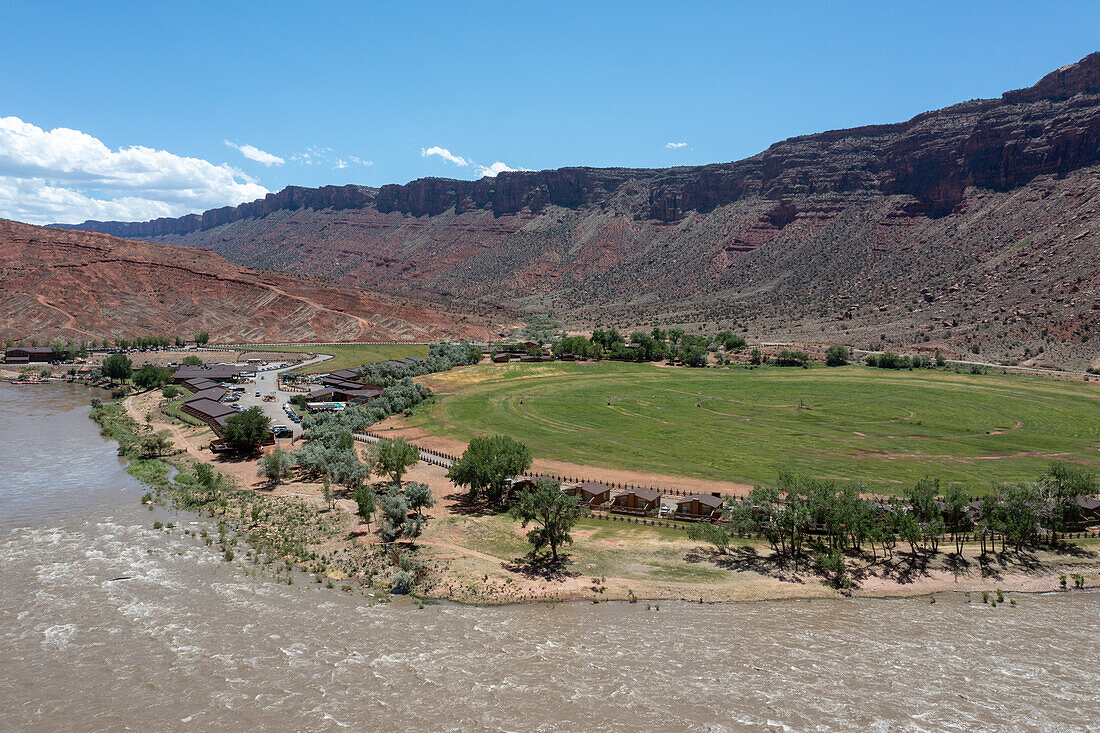 Red Cliffs Lodge, eine ehemalige Rinderfarm und heute ein Touristenzentrum am Colorado River in der Nähe von Moab, Utah. Der Film "Rio Grande" mit John Wayne in der Hauptrolle wurde 1950 auf dieser Ranch gedreht.