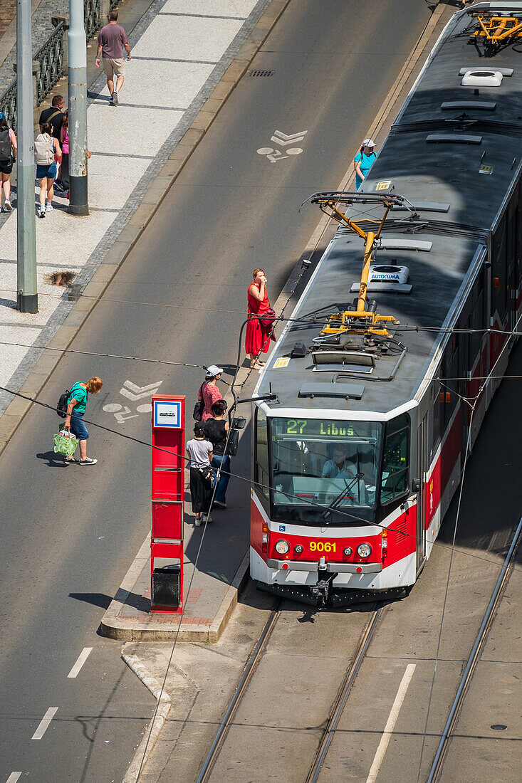 Fußgänger beim Einsteigen in die Straßenbahn, Blick von oben, Prag, Tschechische Republik