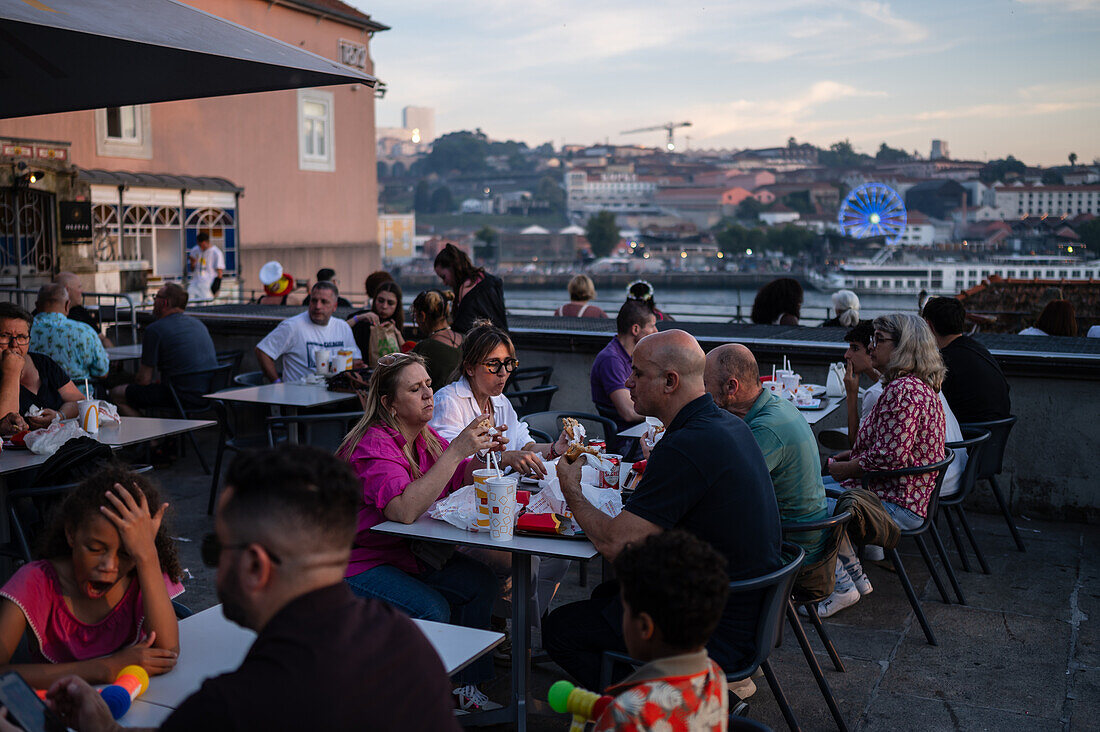 McDonalds neben dem Fluss Douro während des Johannisfestes (Festa de Sao Joao do Porto) in der Nacht zum 23. Juni (Johannisnacht) in der Stadt Porto, Portugal