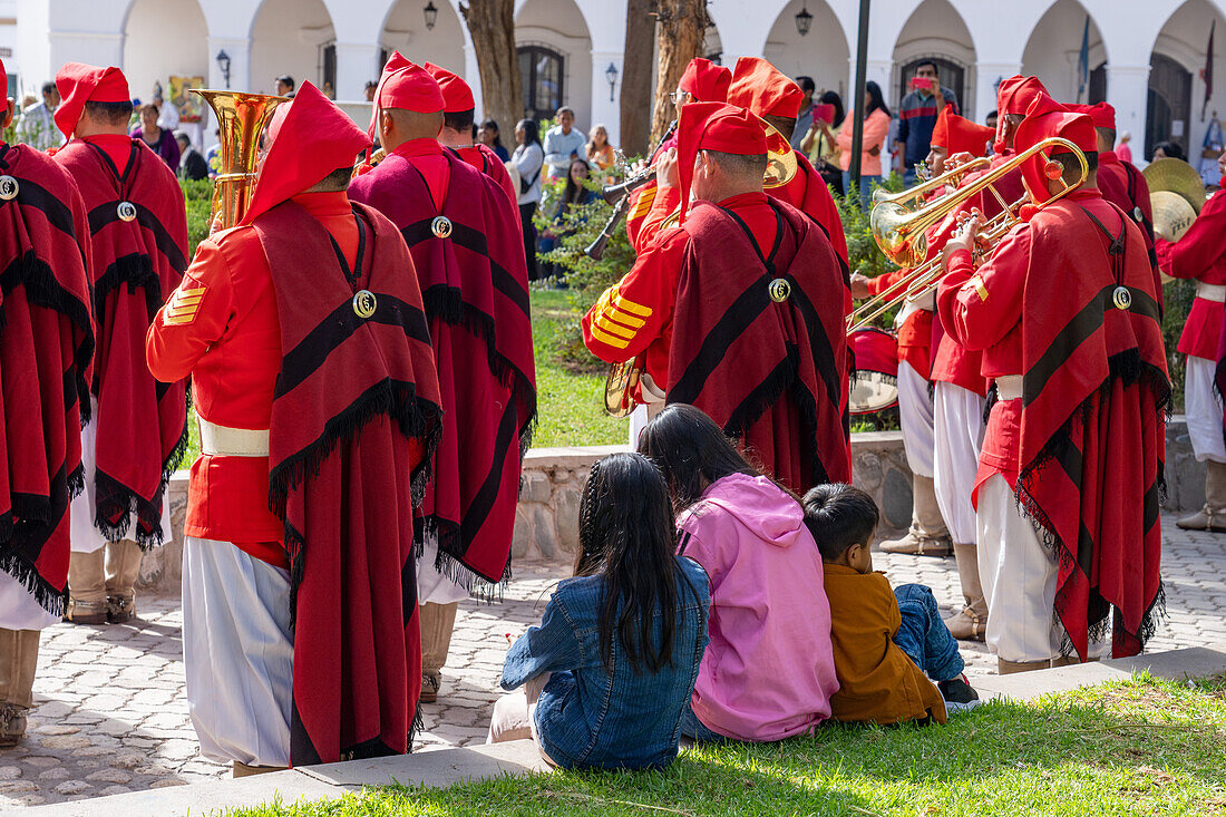 Die Band der Infernales de Guemes, 5. Gebirgsjägerregiment, spielt auf einem Festival in Cachi, Argentinien. Die Uniformen sind denen nachempfunden, die die ursprüngliche Gaucho-Miliz von General Guemes im Jahr 1815 trug.