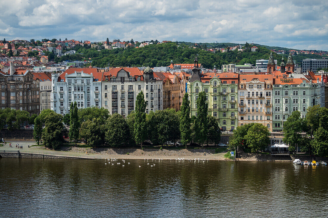 Blick auf die Stadt von der Bar auf dem Dach des Dancing House oder Ginger and Fred (Tancící dum), dem Spitznamen für das Gebäude der Nationale-Nederlanden auf dem Rašínovo nábreží in Prag, Tschechische Republik