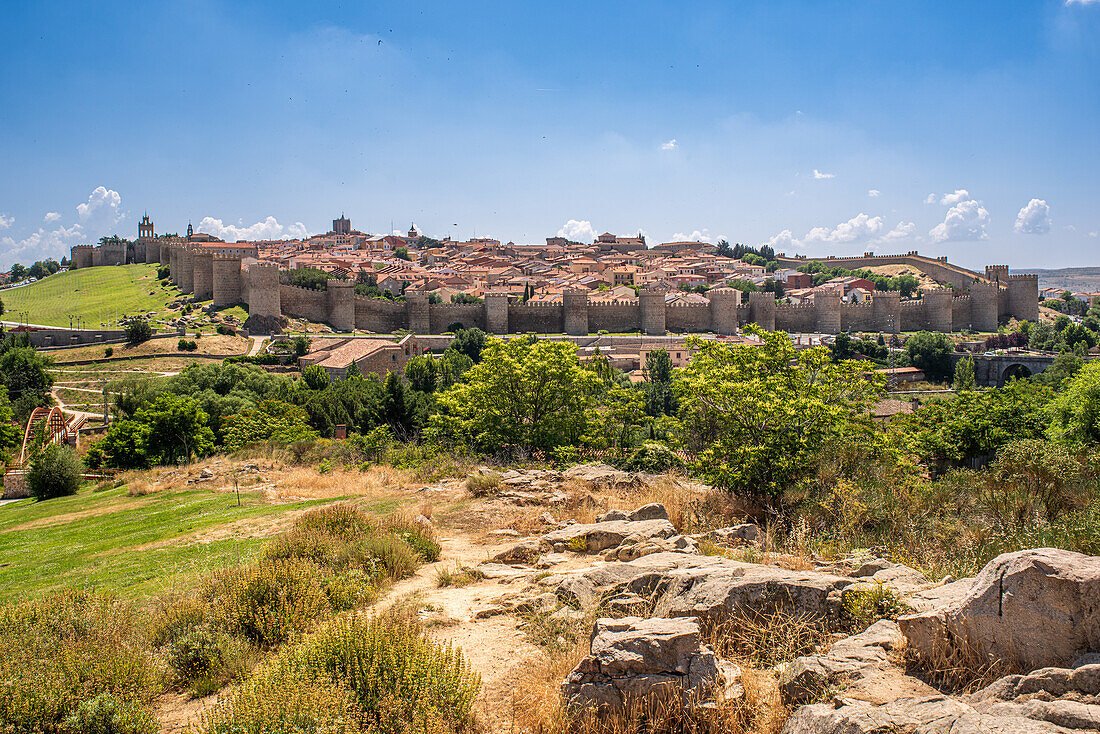 Blick auf die mittelalterliche Stadt Avila vom Humilladero de los Cuatro Postes in Castilla y Leon, Spanien.