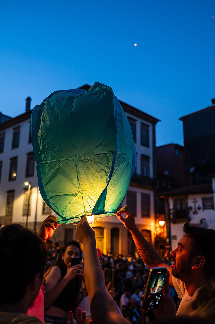 Heißluftballons starten während des Johannisfestes in Porto (Festa de Sao Joao do Porto ) in der Nacht zum 23. Juni (Johannisnacht) in der Stadt Porto, Portugal