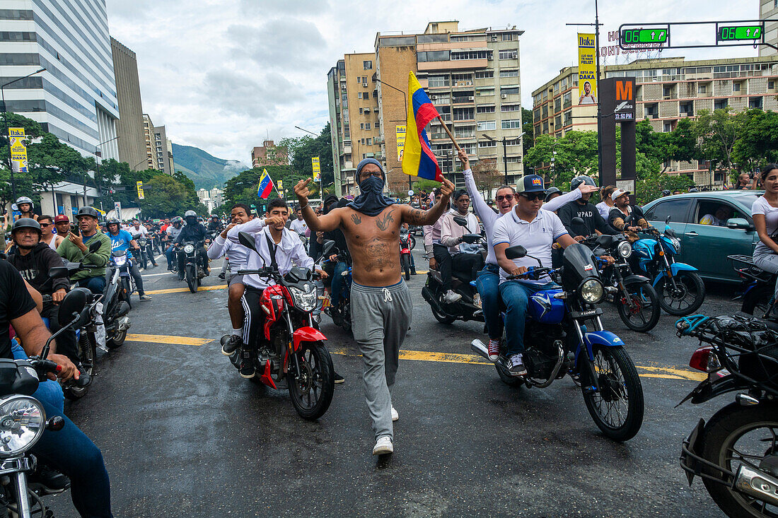 Protest der Bevölkerung Venezuelas gegen die gefälschten Präsidentschaftswahlen, aus denen Nicolas Maduro mit 51 % der Stimmen als Sieger hervorging.