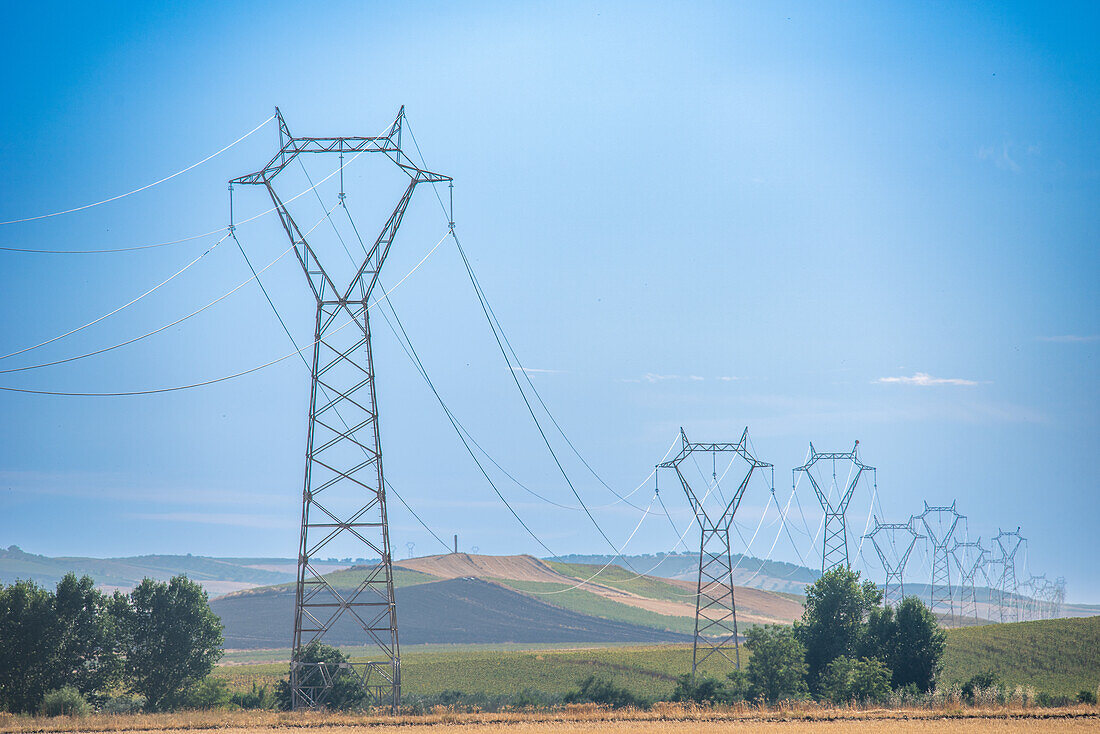 Hochspannungsleitungen eines solarthermischen Kraftwerks in Sanlúcar la Mayor, Sevilla, Andalusien, Espana.