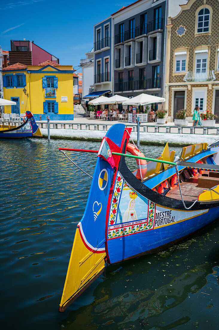 Bootsfahrt durch die Kanäle in einem farbenfrohen, traditionellen Moliceiro-Boot, Aveiro, Portugal