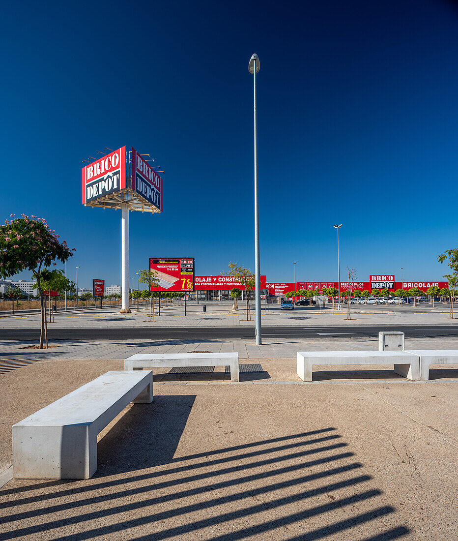 Modernes architektonisches Design des Bricodepot-Baumarkts in Sevilla, Andalusien, Spanien, mit klaren Linien und einem kommerziellen Äußeren.