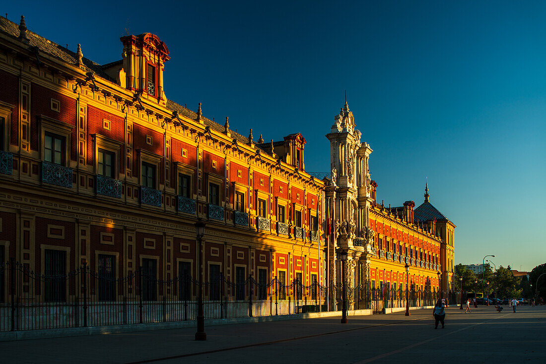 Palacio de San Telmo, ein Gebäude aus dem 18. Jahrhundert und Sitz der andalusischen Regierung, wunderschön beleuchtet bei Sonnenuntergang in Sevilla, Spanien.