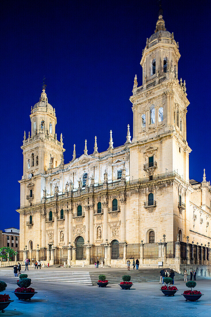 Atemberaubende Abendaufnahme der historischen Kathedrale von Jaen in Spanien, die die detaillierte Architektur und die ruhige Atmosphäre einfängt.