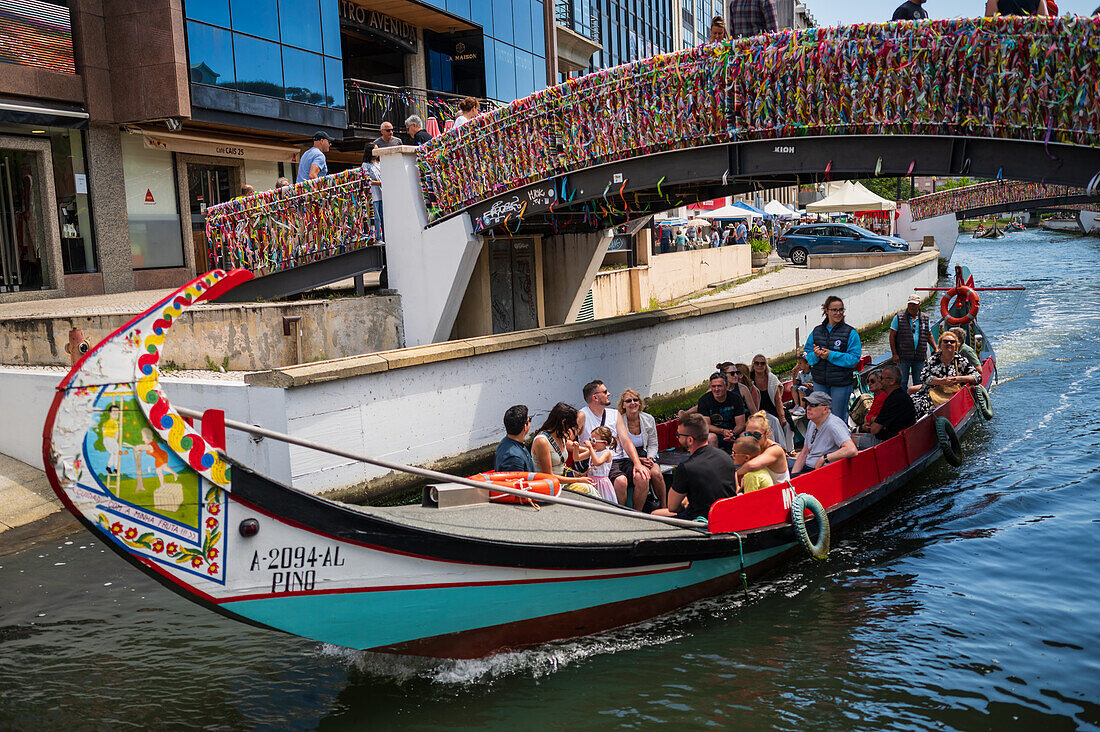 Bootsfahrt durch die Kanäle in einem farbenfrohen und traditionellen Moliceiro-Boot, Aveiro, Portugal