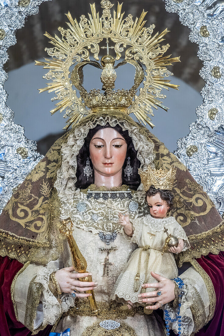 Nahaufnahme der Virgen de Belen, einer anonymen Statue aus dem XVI. Jahrhundert, in Pilas, Sevilla, Andalusien, Spanien.