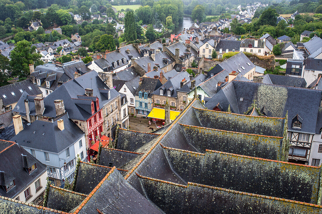 Luftaufnahme von Josselin in der Bretagne, Frankreich, mit historischen mittelalterlichen Gebäuden, engen Straßen und einer üppigen grünen Umgebung.