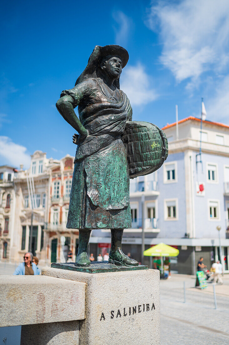 Eine Salineira, ein Denkmal zu Ehren der Salineira in Aveiro, Portugal