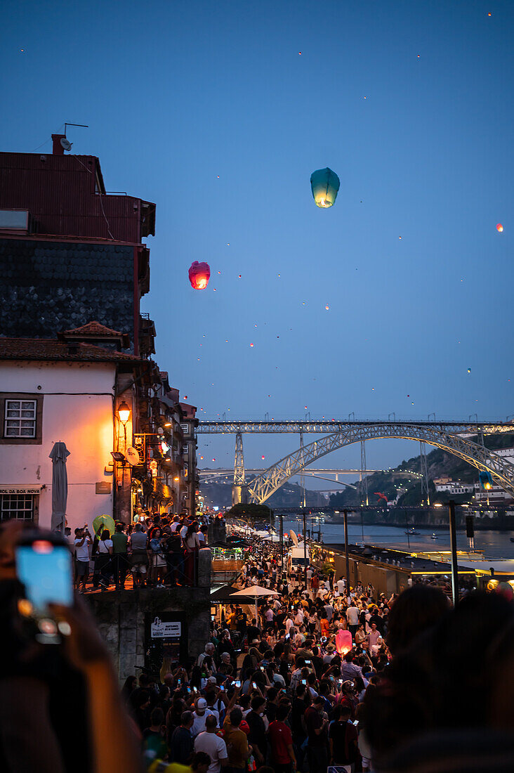 Heißluftballons starten über der Brücke Luis I und dem Fluss Douro während des Johannisfestes (Festa de Sao Joao do Porto) in der Nacht zum 23. Juni (Johannisnacht) in der Stadt Porto, Portugal