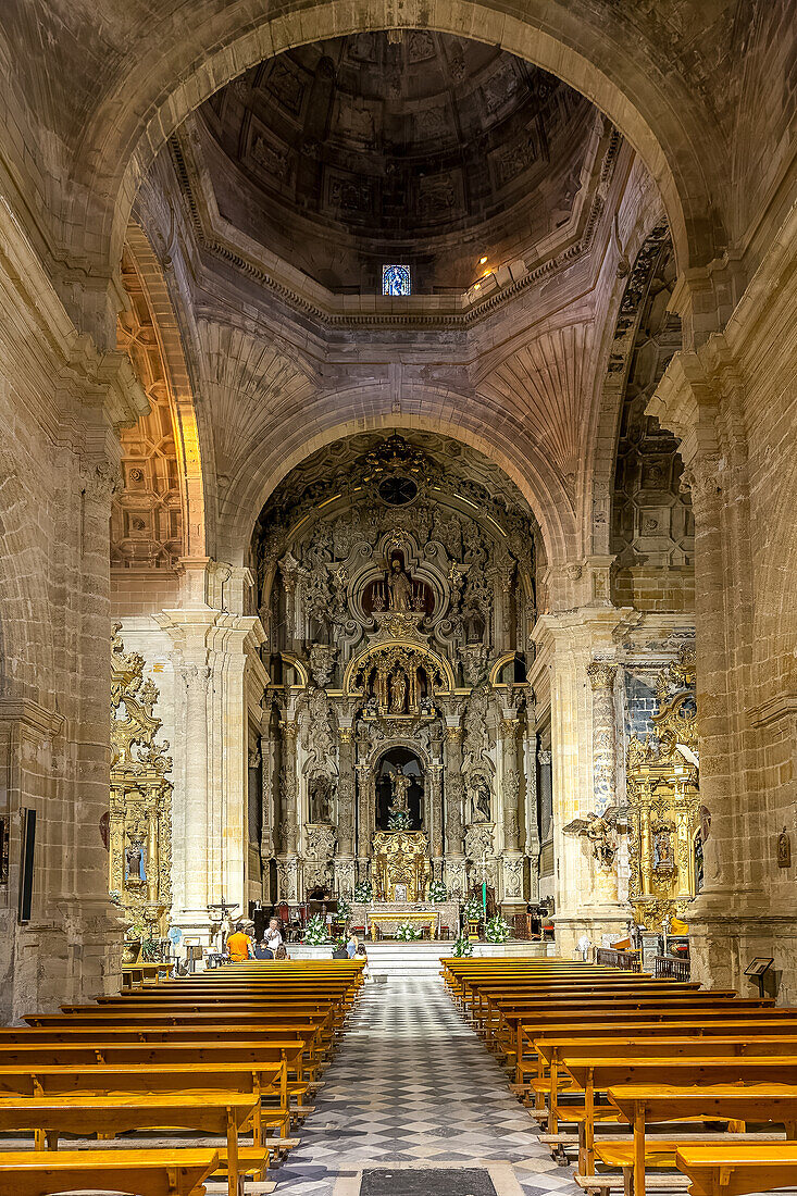 Atemberaubender Blick auf das reich verzierte Innere der Iglesia de Santo Domingo aus dem 16. Jahrhundert in Sanlucar de Barrameda, Provinz Cádiz, Andalusien, Spanien.