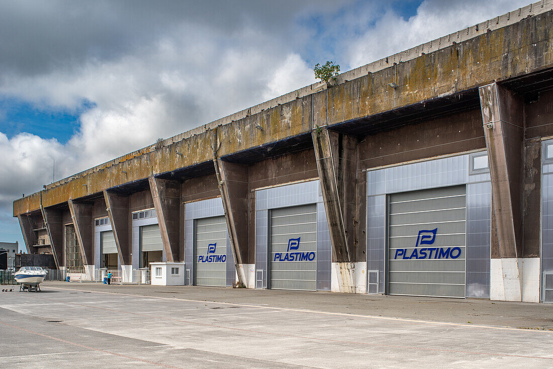 Foto einer historischen deutschen U-Boot-Basis aus dem Zweiten Weltkrieg in Lorient, Bretagne, Frankreich. Der Stützpunkt ist ein wichtiges Wahrzeichen.