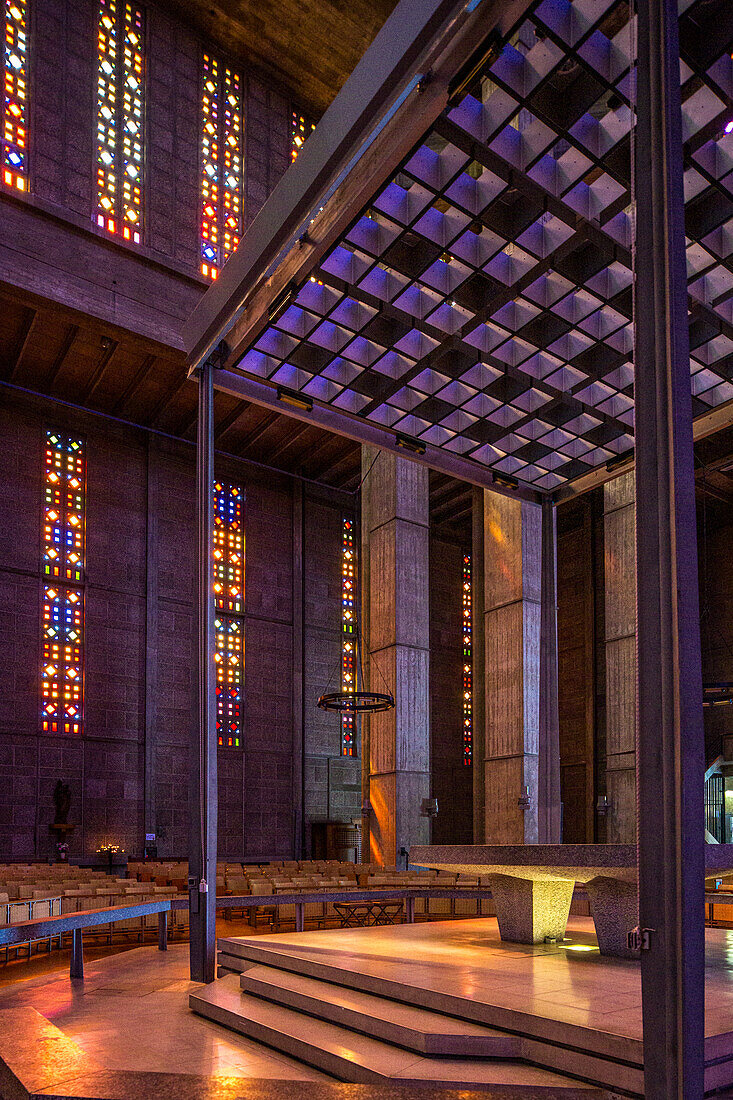 Das Innere der Kirche St. Joseph in Le Havre zeigt das modernistische Design von Auguste Perret mit lebhaften Glasmalereien.