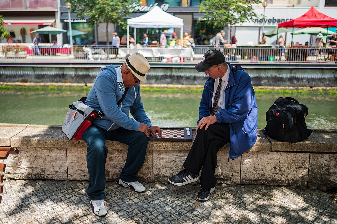 Zwei ältere Männer spielen ein Brettspiel in Aveiro, Portugal