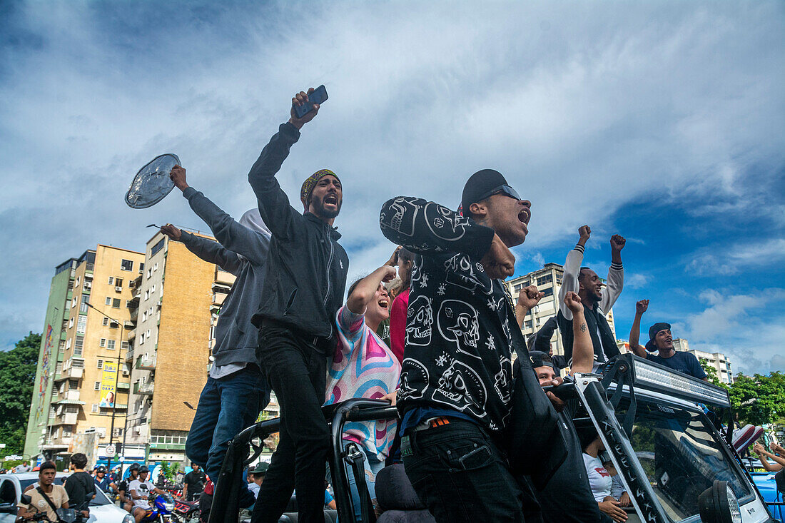 Protest der Bevölkerung Venezuelas gegen die gefälschten Präsidentschaftswahlen, aus denen Nicolas Maduro mit 51 % der Stimmen als Sieger hervorging.