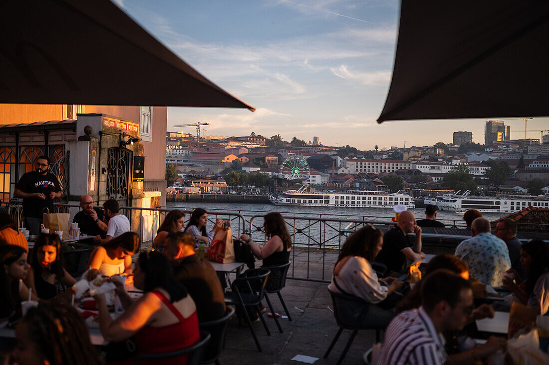 McDonalds neben dem Fluss Douro während des Johannisfestes (Festa de Sao Joao do Porto ) in der Nacht zum 23. Juni (Johannisnacht) in der Stadt Porto, Portugal