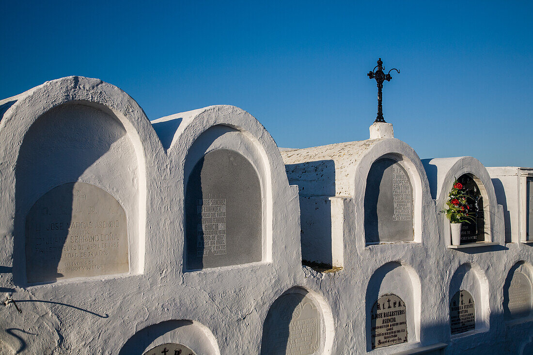 Blick auf den Cementerio Catolico de Aznalcazar in der Provinz Sevilla, Andalusien, Spanien. Helles und klares Wetter.