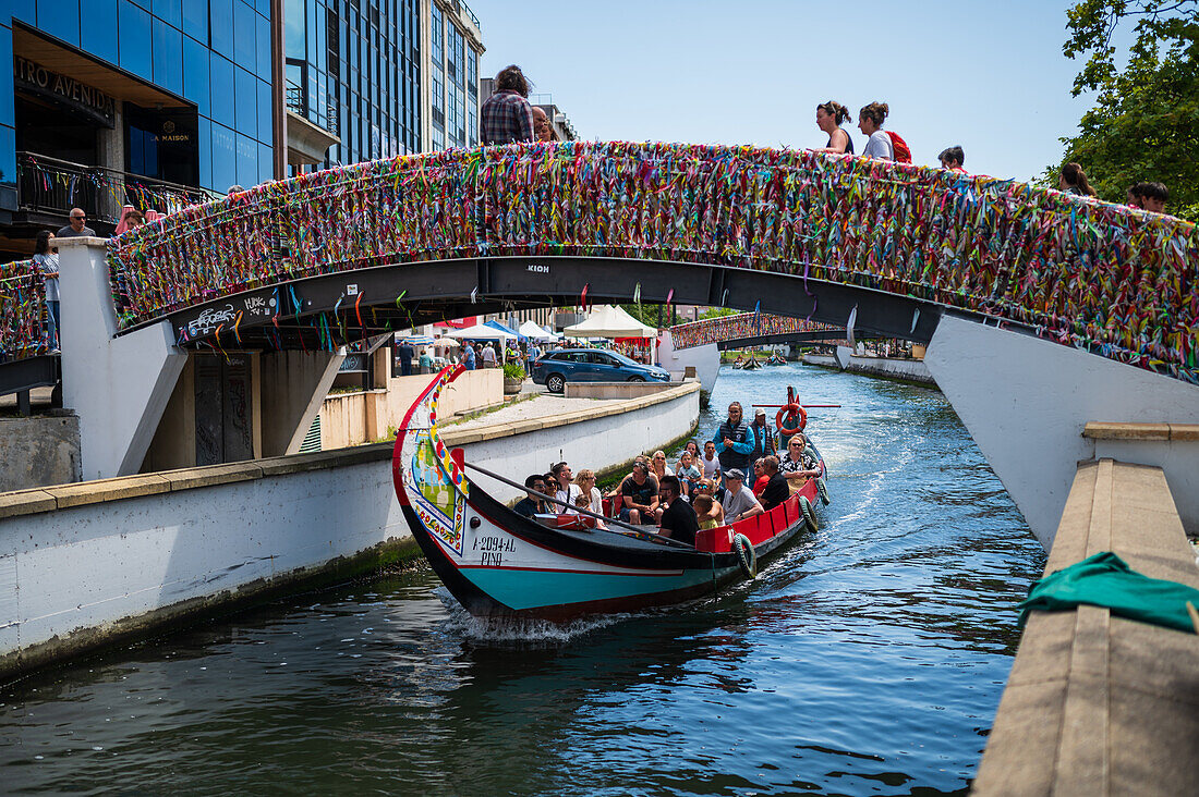 Bootsfahrt durch Kanäle in einem farbenfrohen, traditionellen Moliceiro-Boot, Aveiro, Portugal