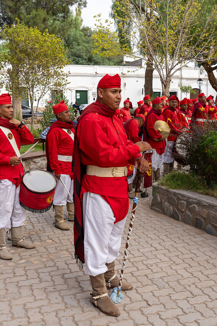 Die Band der Infernales de Guemes, des 5. Gebirgsjägerregiments, spielt bei einem Festival in Cachi, Argentinien. Die Uniformen sind denen nachempfunden, die die ursprüngliche Gaucho-Miliz von General Guemes im Jahr 1815 trug.