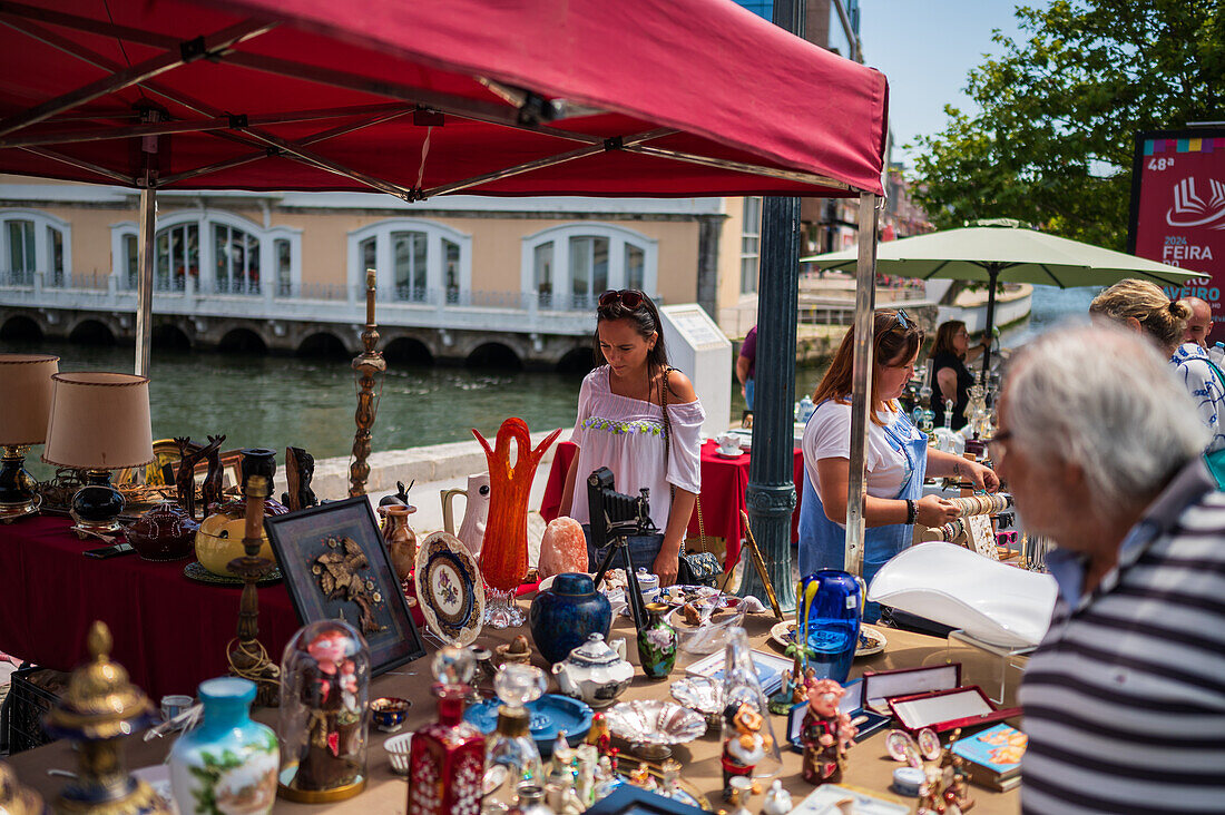 Straße und Flohmarkt in Aveiro, Portugal