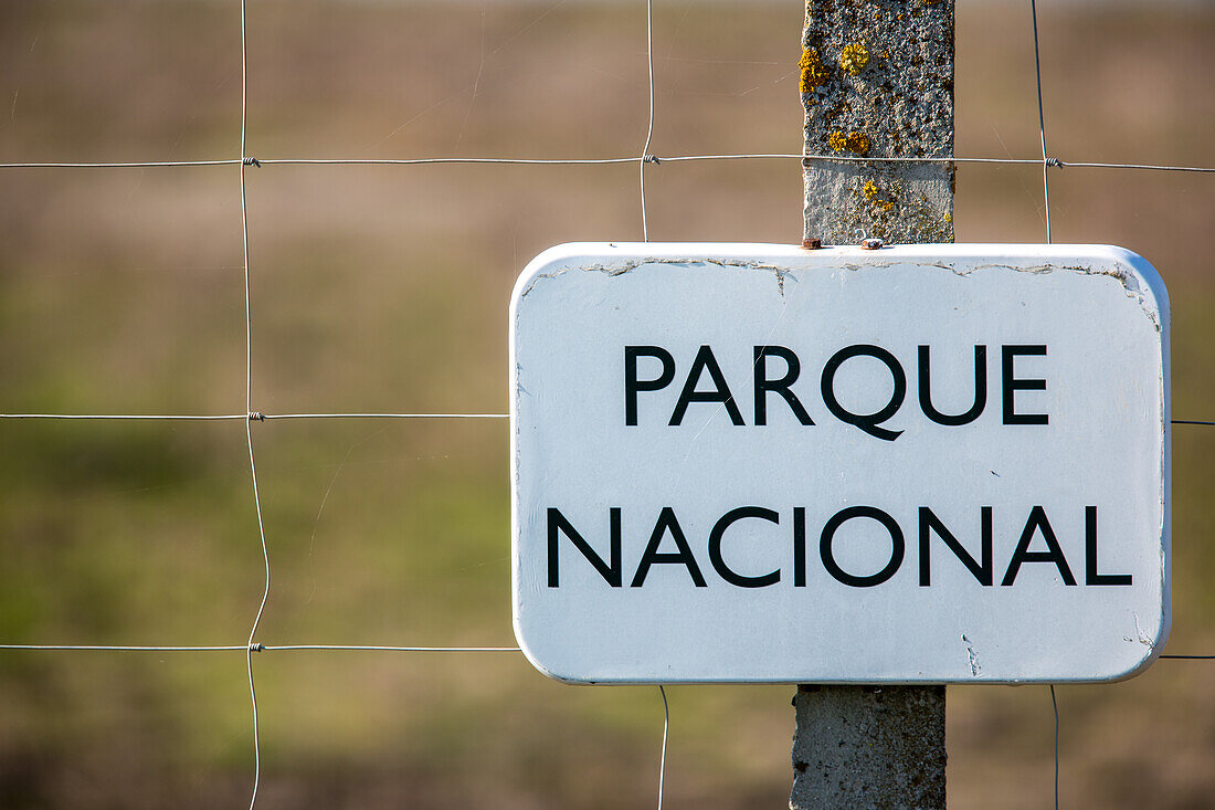 Nahaufnahme eines Schildes des Parque Nacional in Donana, Espana, das auf einen geschützten Nationalpark in der Region hinweist.