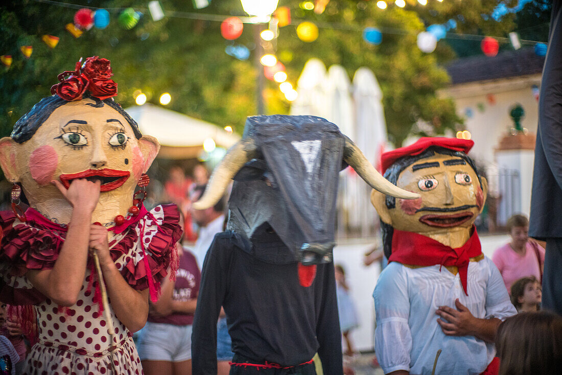 Farbenfrohe Gigantes y Cabezudos auf dem Fuenteheridos-Festival in Huelva, Andalusien, Spanien. Mit farbenfrohen Kostümen werden Kultur und Tradition gefeiert.