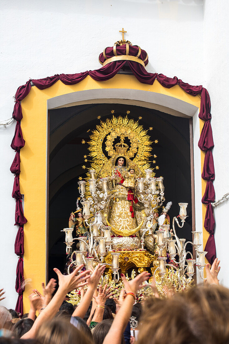 Gläubige bejubeln die Jungfrau del Rosario am Ende einer Prozession in Carrión de los Céspedes, Sevilla, Spanien.