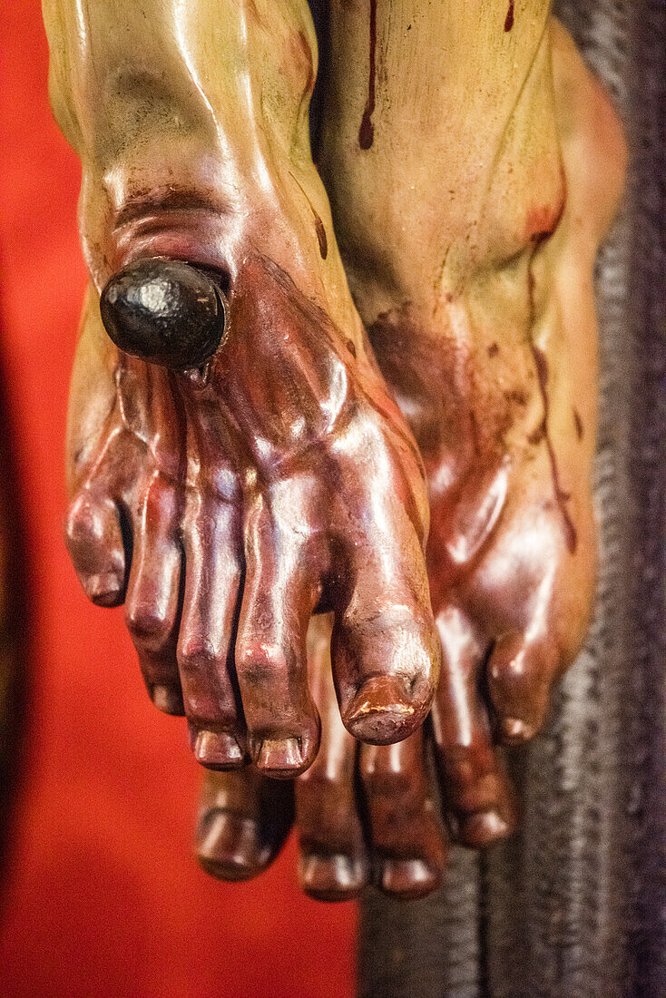 Detailaufnahme des Fußes der Skulptur Cristo de la Vera Cruz von Francisco Buiza in Pilas, Sevilla, Andalusien, Spanien.