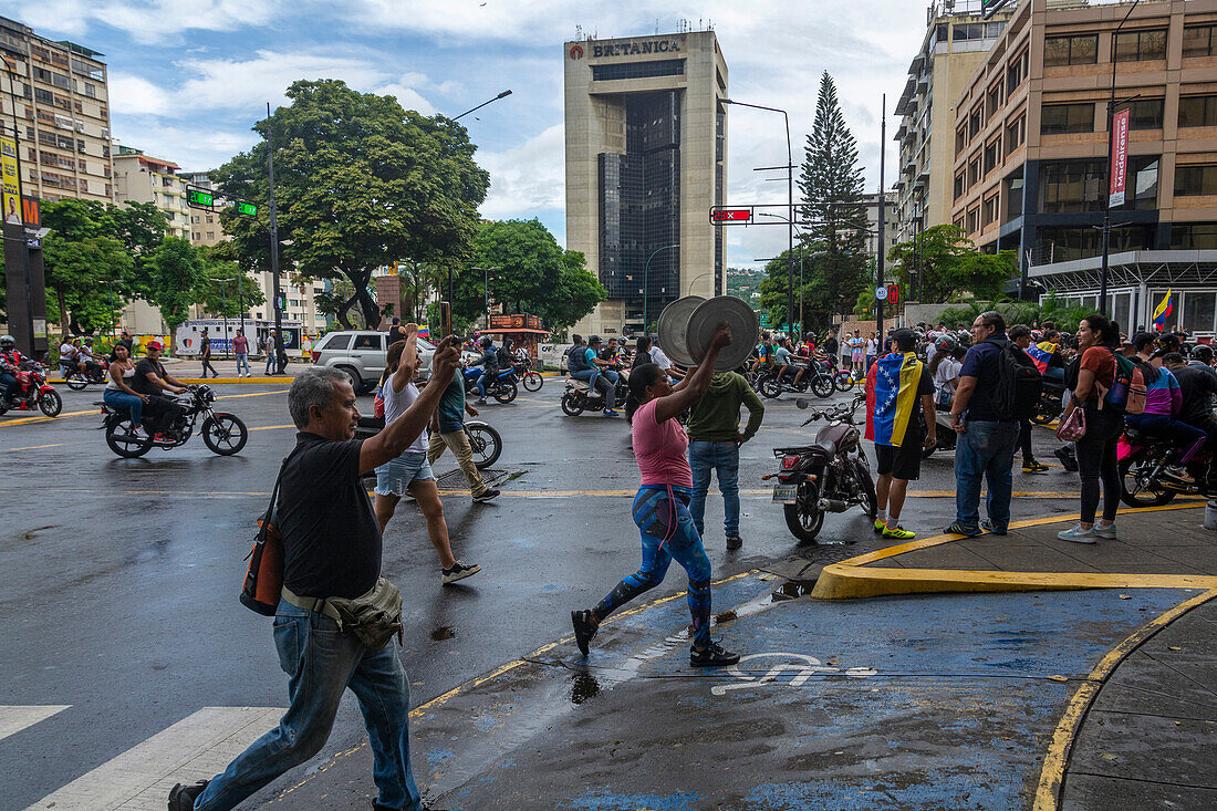 Protest der Bevölkerung Venezuelas gegen die gefälschten Präsidentschaftswahlen, aus denen Nicolas Maduro mit 51 % der Stimmen als Sieger hervorging.