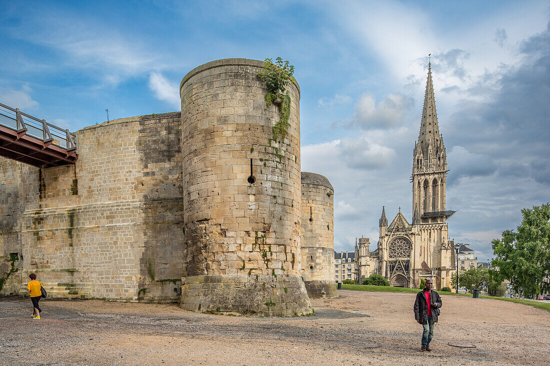 Blick auf die historische Burg von Caen in der Normandie, Frankreich, mit der ikonischen Kirche Sain Pierre im Hintergrund, die mittelalterliche Architektur zeigt.